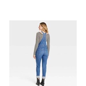 Universal Thread Women's Size 00 Medium Blue Wash Denim Overalls
